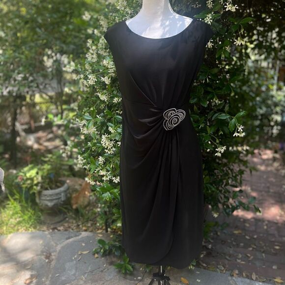 TIANA B. RUCHED BLACK SLEEVELESS DRESS LARGE - Picture 3 of 13